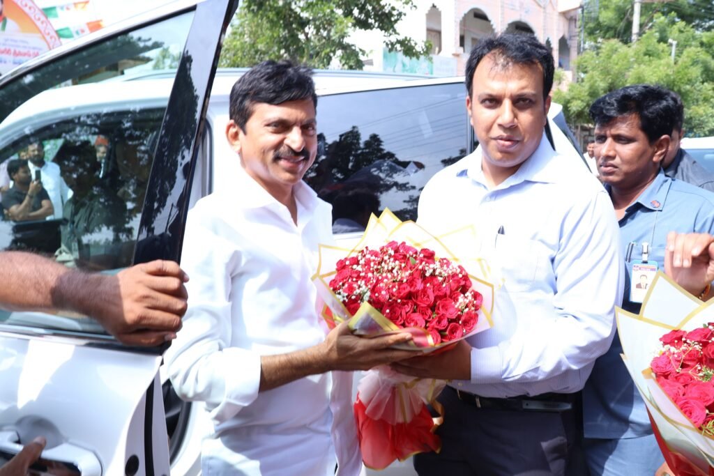 జిల్లా పర్యటన కు వచ్చిన మంత్రి పొంగులేటి కి స్వాగతం పలికిన అధికారులు, రాజకీయ నాయకులు