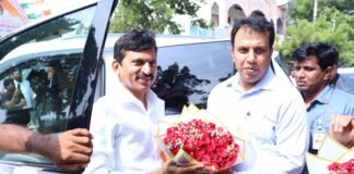 జిల్లా పర్యటన కు వచ్చిన మంత్రి పొంగులేటి కి స్వాగతం పలికిన అధికారులు, రాజకీయ నాయకులు