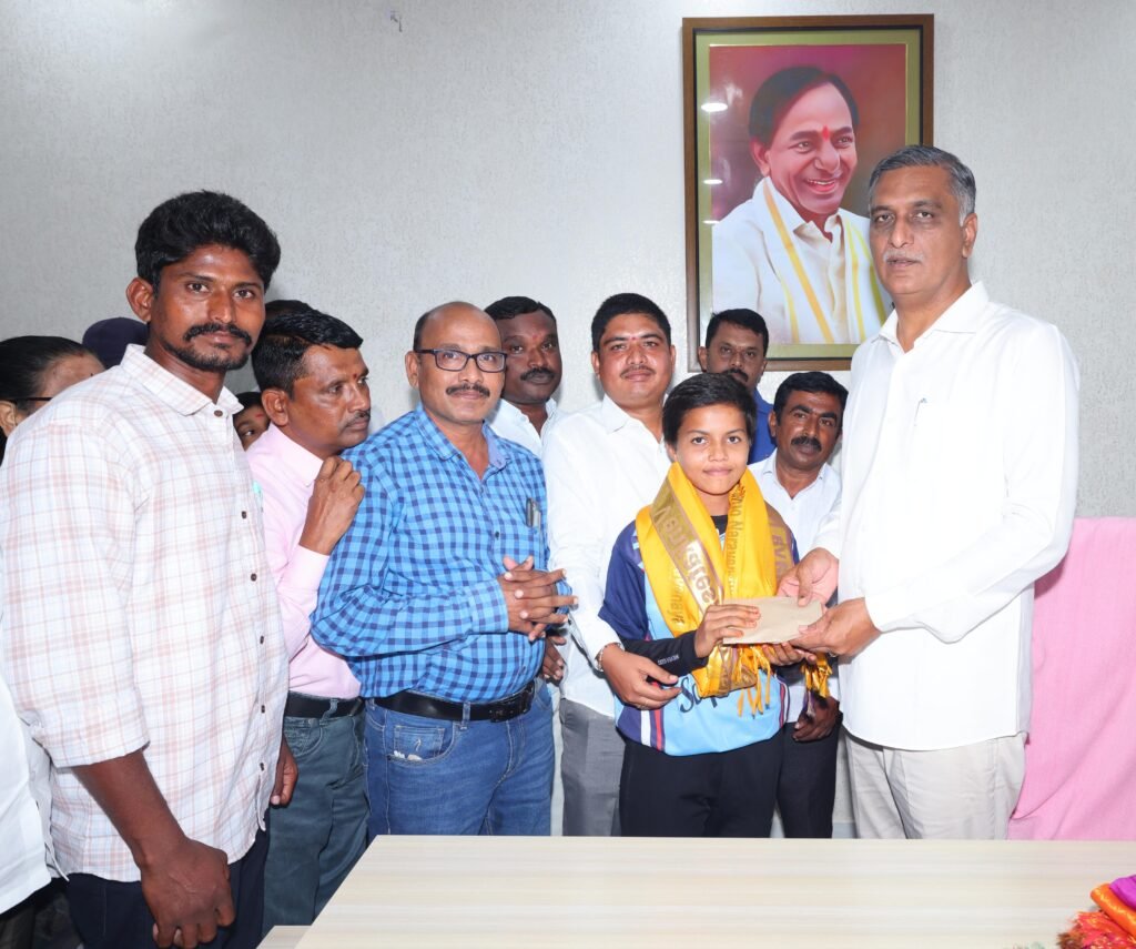 చైనా సాఫ్ట్‌బాల్ పోటీలకు సిద్దిపేట విద్యార్థిని బానోతు ఈశ్వరి ఎంపిక      *అంతర్జాతీయ క్రీడల్లో అద్భుతంగా రాణించి సిద్దిపేట పేరును నిలబెట్టాలి*     -హరీశ్ రావు, మాజీ మంత్రి.     *ఈశ్వరికి రూ.50 వేల ఆర్థిక సహాయం చేసిన హరీశ్ రావు*