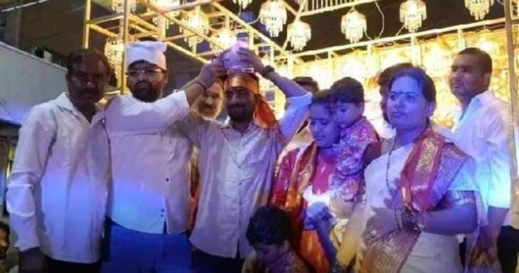 1,25,325 రూపాయలకు లడ్డును కైవసం చేసుకున్న అన్నం ఆంజనేయులు