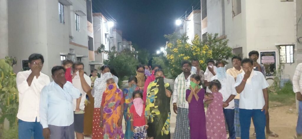 దుర్వాసనతో ఉక్కిరిబిక్కిరి దుర్వాసనతో ఉక్కిరిబిక్కిరి.. ఊరు వదిలి వెళ్లాలా….?