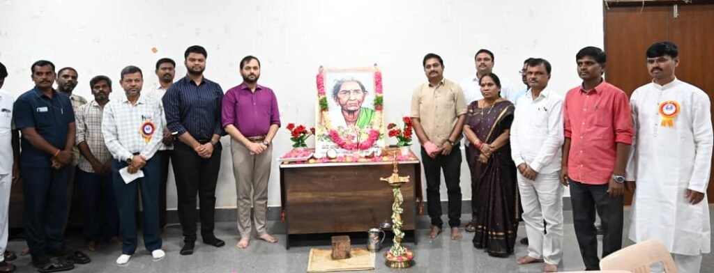 చాకలి ఐలమ్మ జయంతి సందర్భంగా ఘన నివాళులు అర్పించిన   జిల్లా కలెక్టర్ దీపక్ తివారి