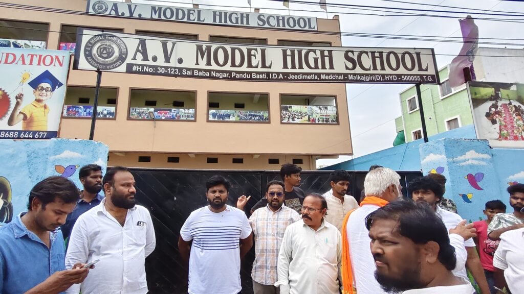 స్కూల్లో కత్తి రగడ..