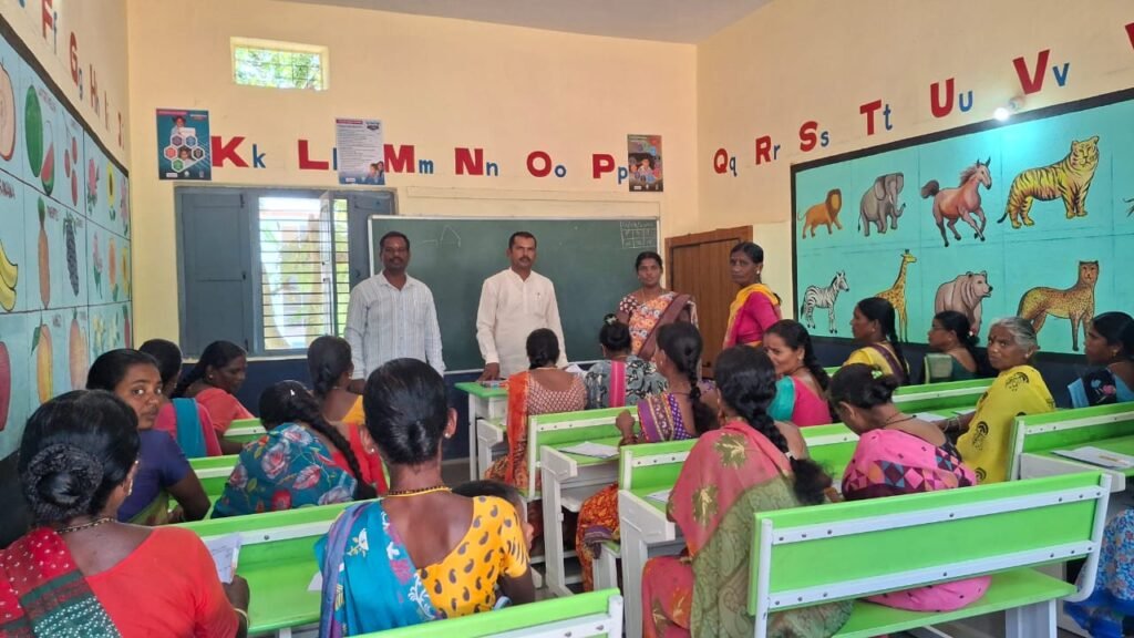గాగిల్లాపూర్ లో (అమ్మకు అక్షర మాల)మహిళలకు అక్షరాస్యత పరీక్ష