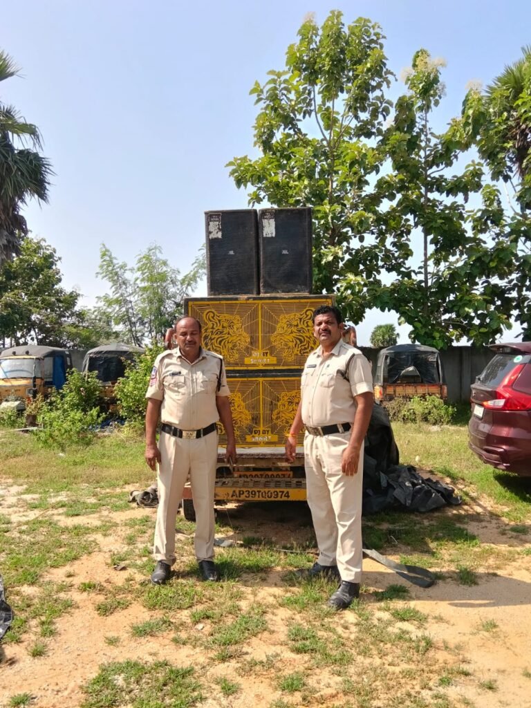 నిబంధనలు ఉల్లంఘించి డీజే వినియోగం.  పోలీసు విధులకు ఆటంకం..