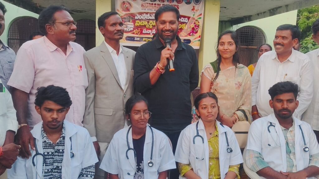 తొర్రూర్ లో వైద్య విద్యార్థులకు ఘన సన్మానం