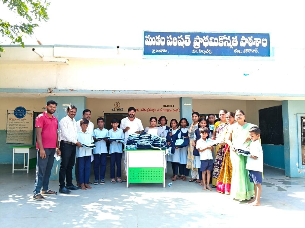 అంతారం మండల పరిషత్ ప్రాథమిక పాఠశాలలో రెండో విడత ఉచిత యూనిఫారాల పంపిణీ.