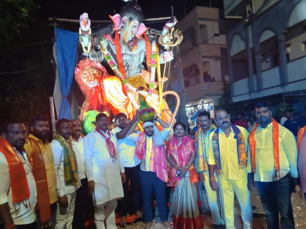 1.05 లక్షలకు వేలంపాటలో లడ్డూను దక్కించుకున్న కందాడి జీవన్ రెడ్డి