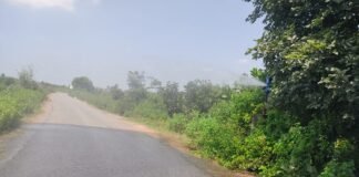 పైప్లైన్ లీకేజీతో నీటి వృథా.. వాహనదారులకు అవస్థలు