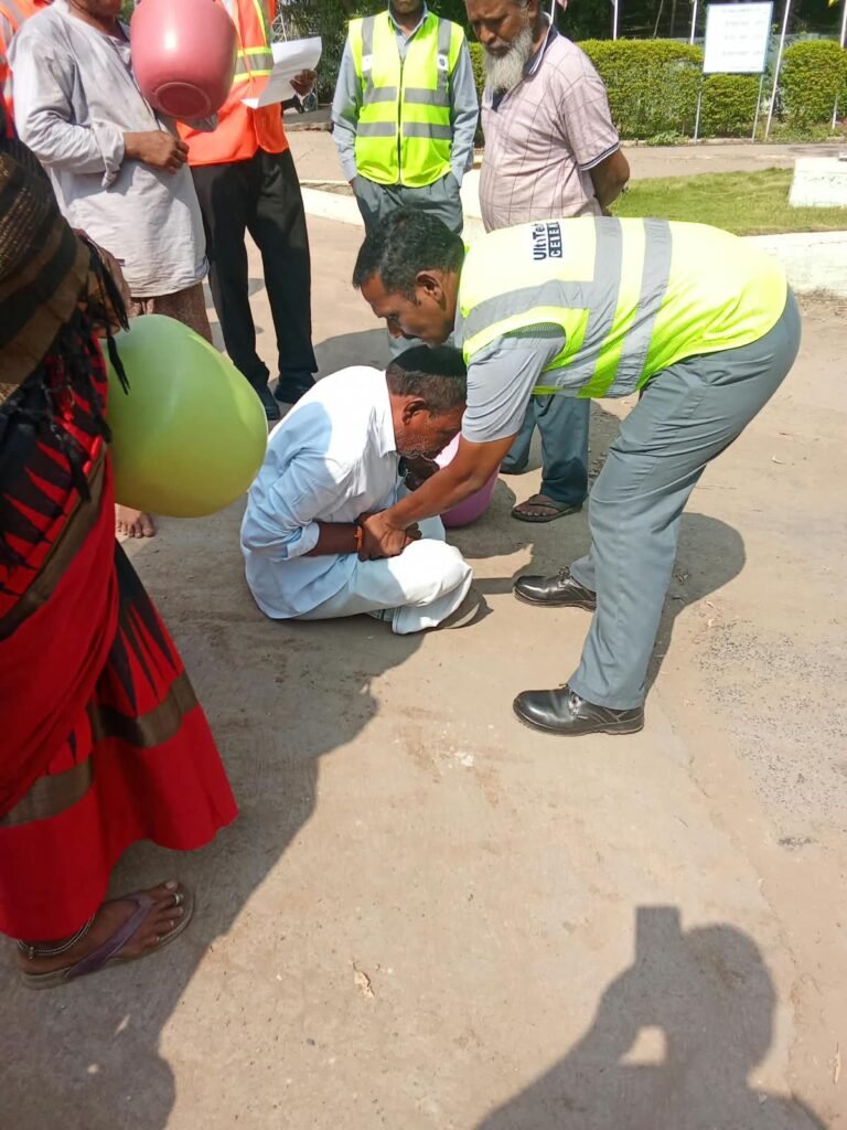 ప్రజా సమస్యలపై కౌన్సిలర్ యెరికల్ రెడ్డి పోరాటం: ఖాళీ బిందెలతో అల్ట్రాటెక్ సిమెంట్ ఫ్యాక్టరీ ఎదుట ధర్నా.. దిగివచ్చిన యాజమాన్యం!