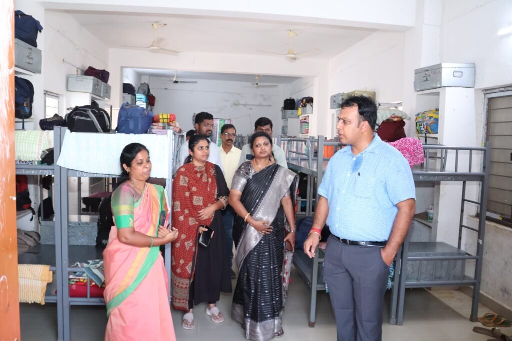 వదంతులను నమ్మవద్దు.. విద్యార్థుల్లో ఎలుకలు కరిచిన ఆనవాళ్లు లేవు : జిల్లా కలెక్టర్ సందీప్ కుమార్ ఝా