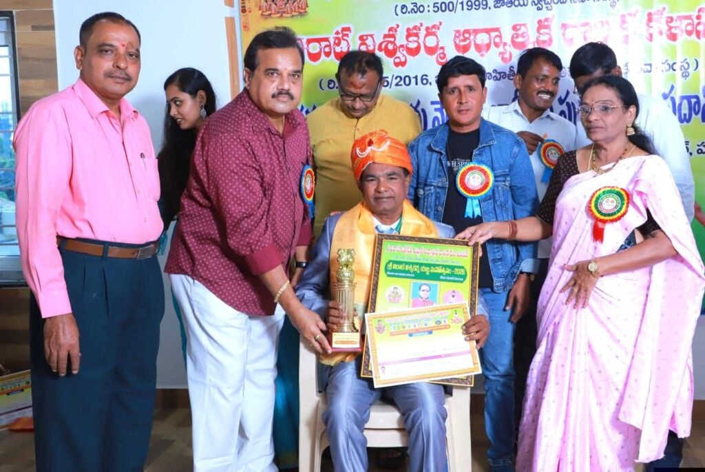 జాతీయ స్థాయి విశ్వ కళ విభూషణ్ పురస్కార అవార్డు నాగుల సత్యం గౌడ్ కు ప్రధానం