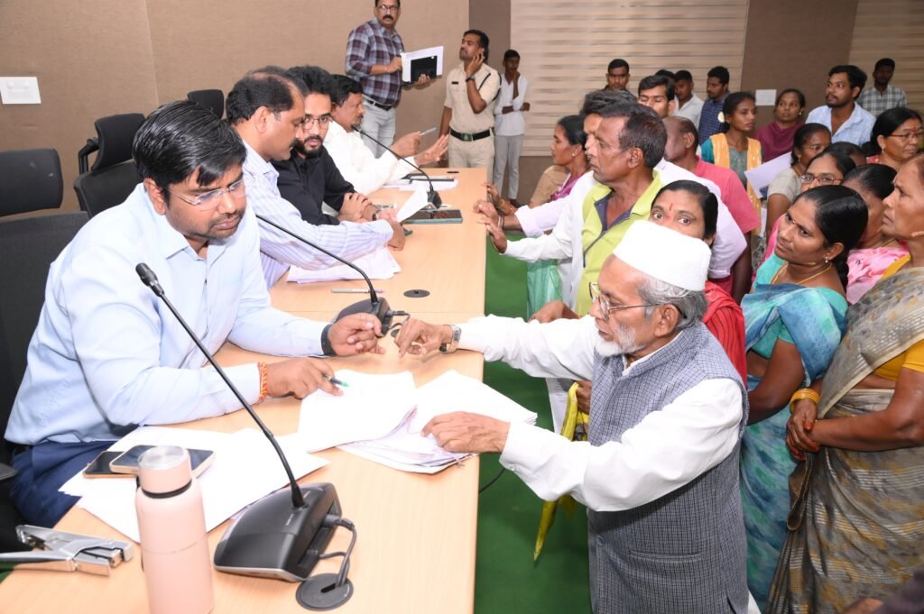 ప్రజావాణి దరఖాస్తులను క్షేత్రస్థాయిలో పరిశీలించి త్వరగా పరిష్కరించాలి