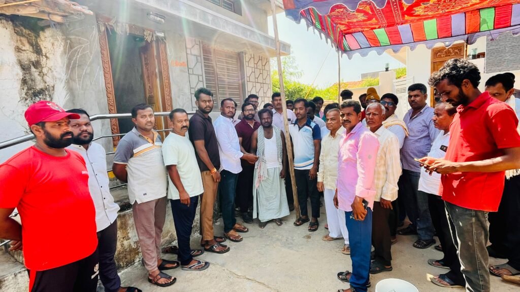 అనారోగ్యంతో మృతి చెందిన రాజేశం కుటుంబానికి ఎస్.ఆర్. ఫౌండేషన్ ఆర్థిక సహాయం