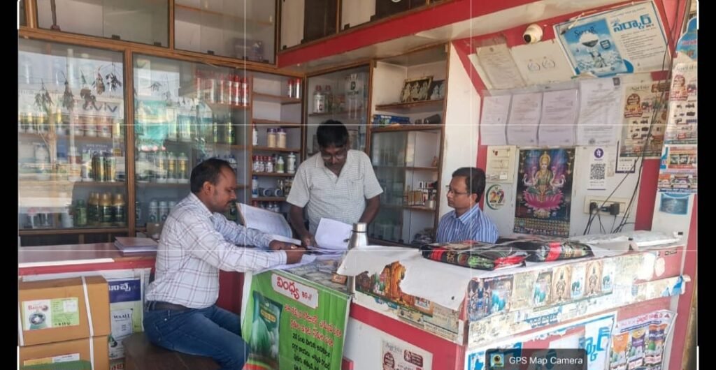 పలు ఎరువుల దుకాణాల్లో ఆకస్మిక తనిఖీ చేసిన – పి మల్లేష్