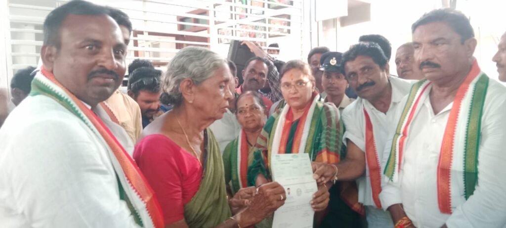 లబ్ధిదారులకు సీఎం రిలీఫ్ ఫండ్ చెక్కుల అందజేత
