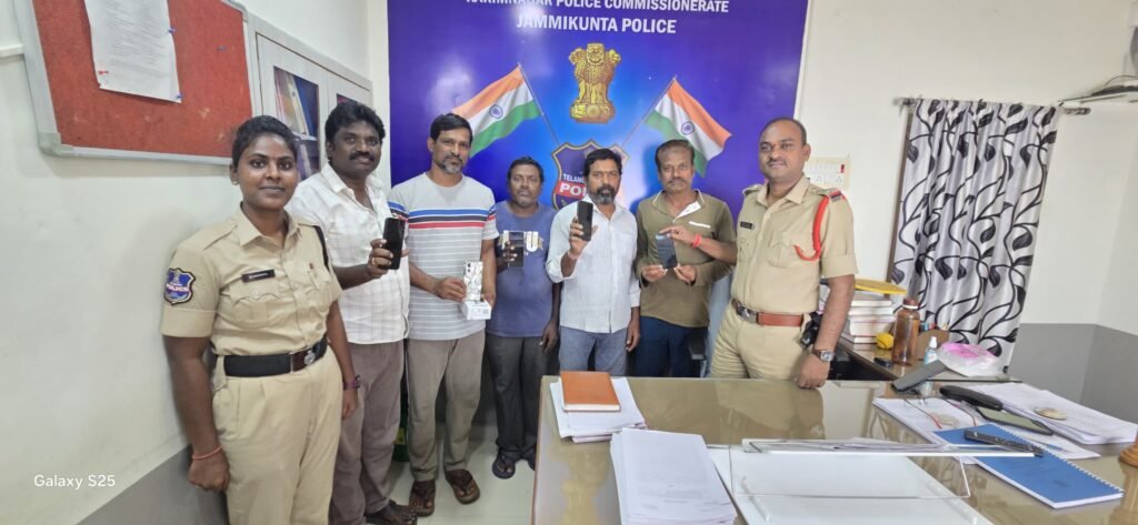 పోగొట్టుకున్నమొబైల్ ఫోన్లు  ఐదుగురు బాధితులకు అప్పగించిన సీఐ