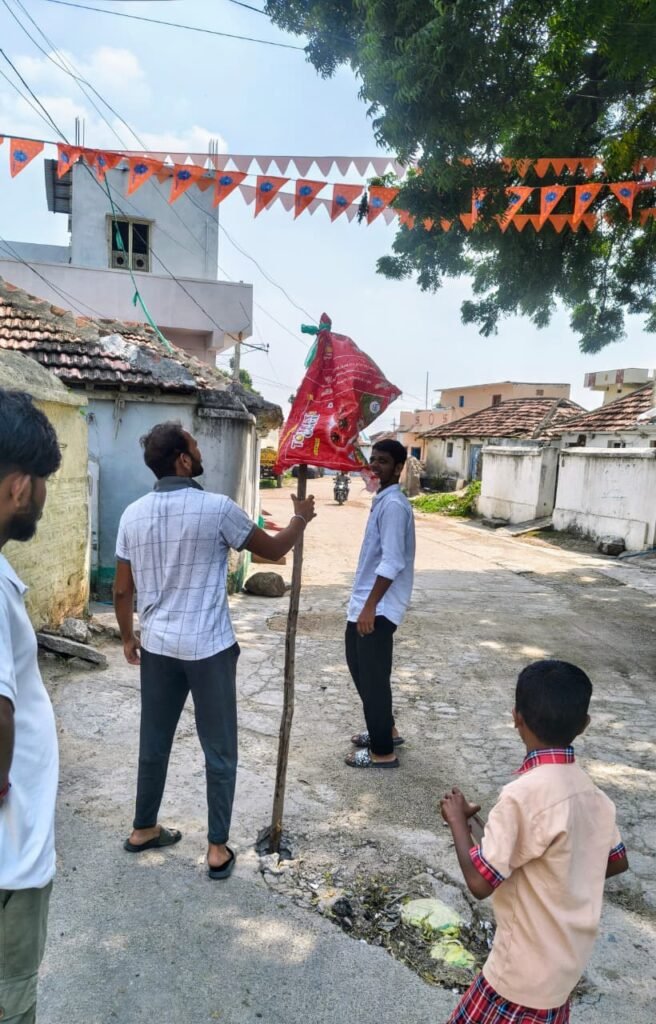 గుగ్గిళ్లలో రోడ్డుపై గుంత.. వాహనదారులకు ఇబ్బందులు