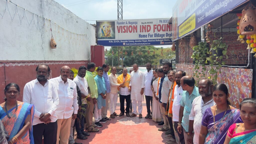 వృద్ధాశ్రమంలో సేవా కార్యక్రమం.. వృద్ధులకు పండ్లు, నిత్యావసర వస్తువుల పంపిణ