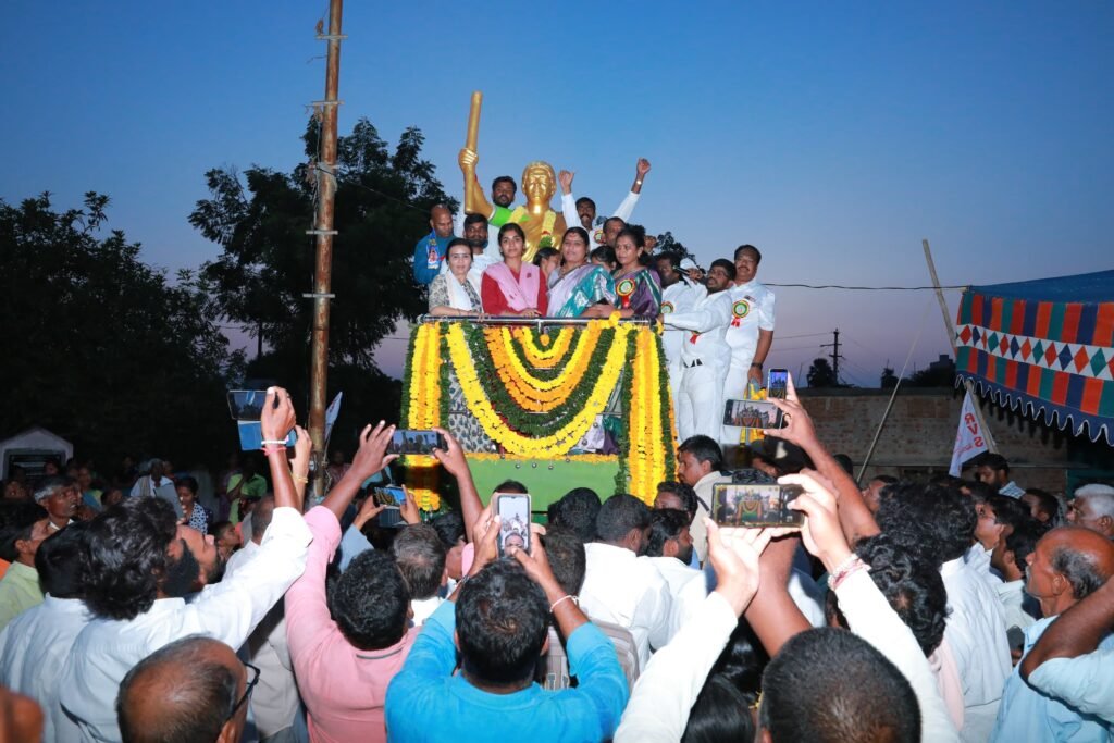 ఘనంగా వీరనారి చాకలి ఐలమ్మ విగ్రహావిష్కరణ
