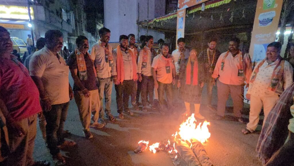 హిందూ ధర్మంపై వ్యాఖ్యలకు నిరసన.. కూకట్‌పల్లిలో సీఎం రేవంత్ రెడ్డి దిష్టిబొమ్మ దహనం