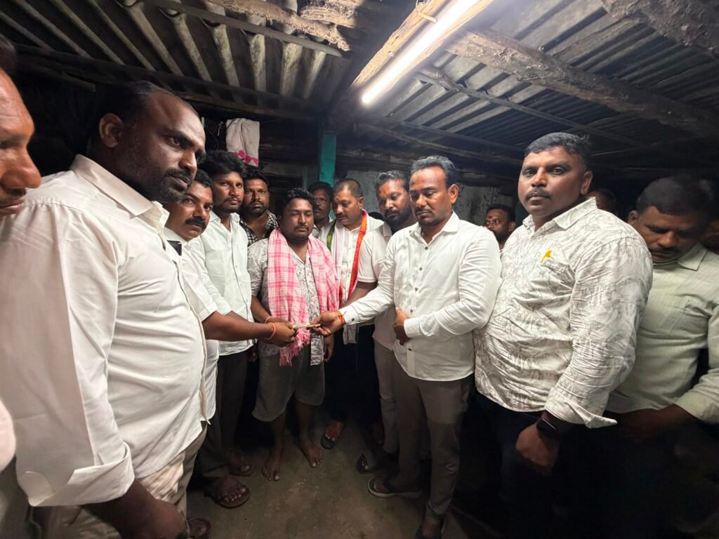 ప్రమాద మృతుల కుటుంబాలకు కాంగ్రెస్ నాయకుల ఆర్థిక సాయం