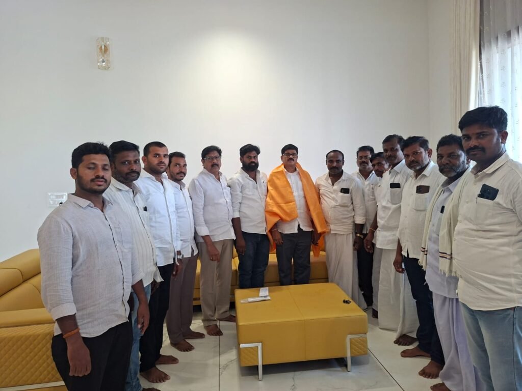 బద్వేల్ నియోజకవర్గ ఇంచార్జ్ మంచూరు సూర్యనారాయణ రెడ్డిని మర్యాదపూర్వకంగా కలిసిన తెల్లపాడు పంచాయతీ నాయకులు