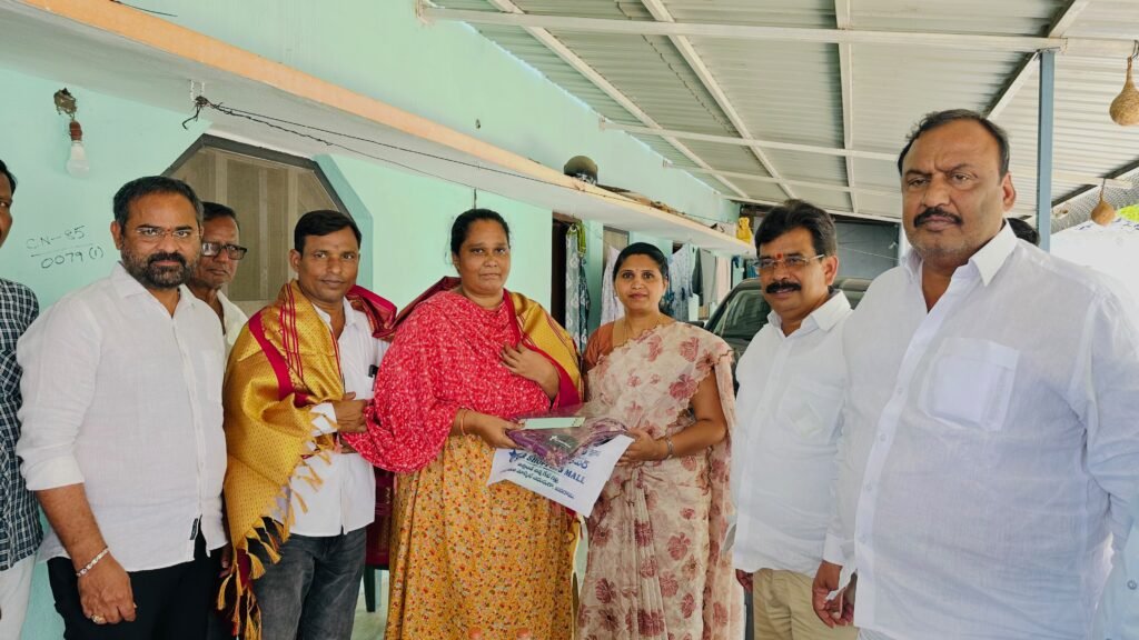 మాజీ కౌన్సిలర్ల కుటుంబాలకు అండగా మున్సిపల్ చైర్ పర్సన్
