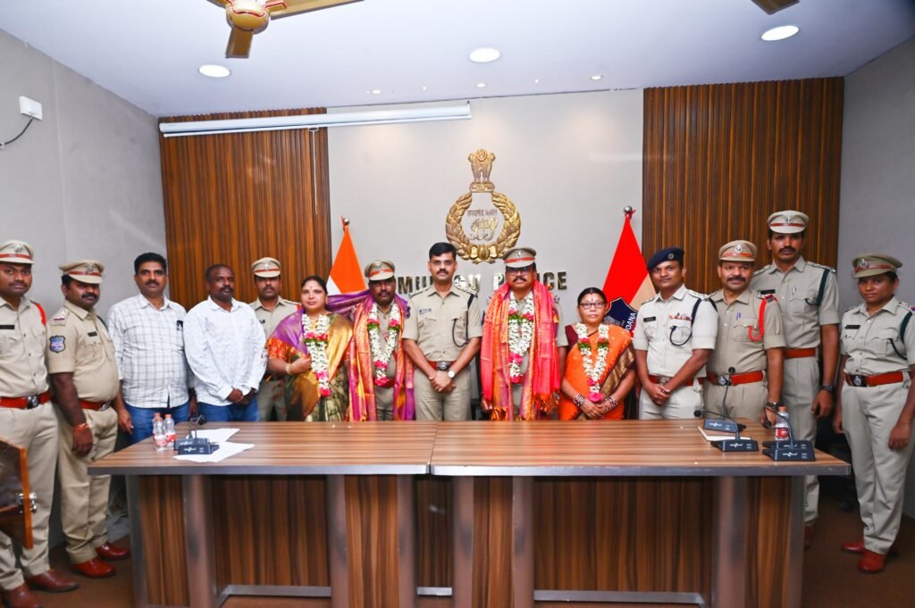 పదవీ విరమణ చేసిన ఇద్దరు పోలీసు సిబ్బందికి ఘన వీడ్కోలు