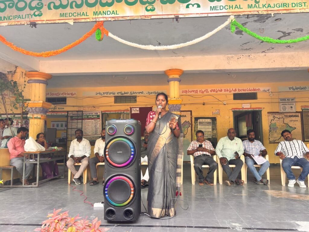 వికసిత్ భారత్ కార్యక్రమంలో విద్యార్థులకు బహుమతులు