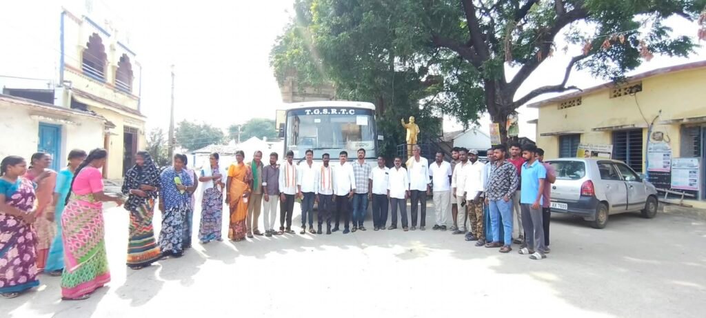 సిరిసిల్ల సభకు తరలిన కాంగ్రెస్ నాయకులు