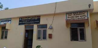 కాలి కుర్చీలతో దర్శనమిస్తున్న వంగూరు మండలoలోని ప్రాథమిక ఆరోగ్య కేంద్రం
