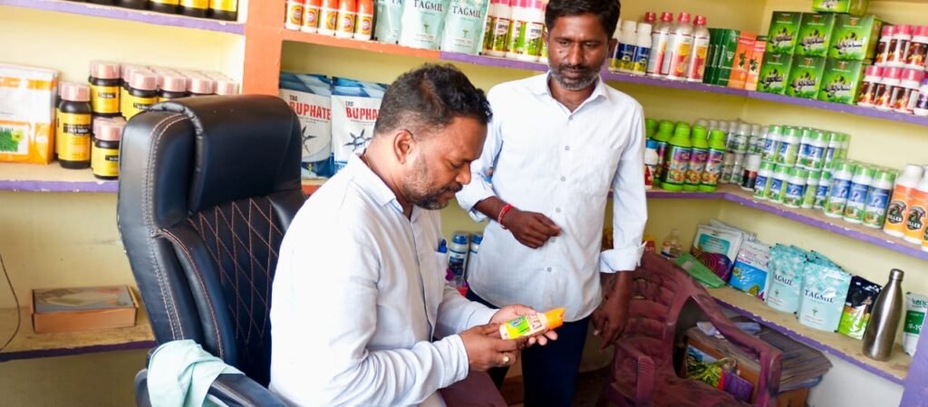 మొండ్రాయి గ్రామంలో ఎరువుల దుకాణాల్లో ఆకస్మిక తనిఖీలు