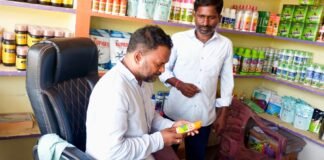 మొండ్రాయి గ్రామంలో ఎరువుల దుకాణాల్లో ఆకస్మిక తనిఖీలు