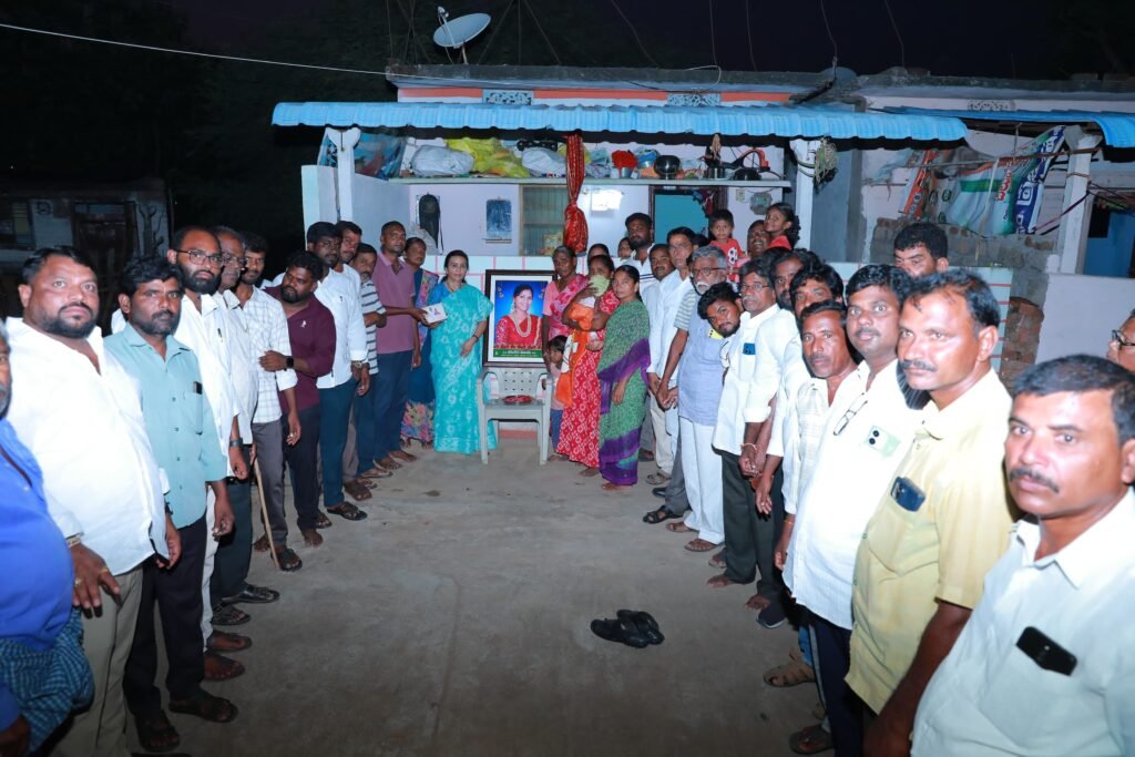 దేవరుప్పుల మండలంలో ఝాన్సీ రాజేందర్ రెడ్డి పరామర్శలు