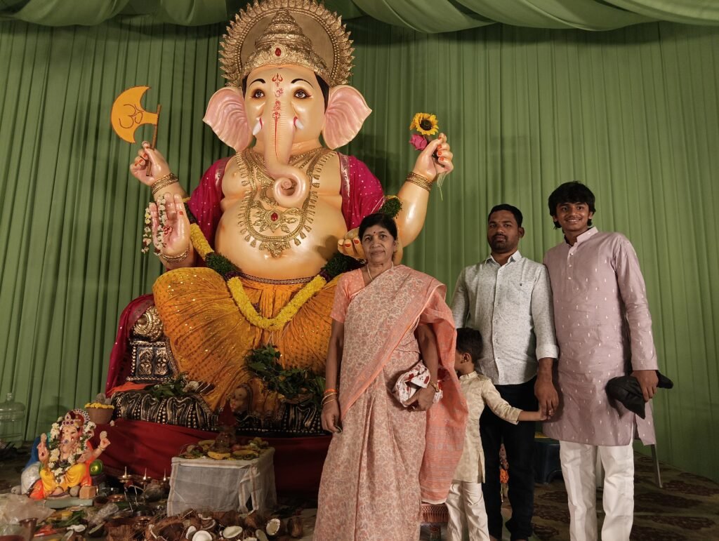 భక్తి వైభవంతో వినాయక చవితి కూకట్‌పల్లి బజరంగ్ యూత్ అసోసియేషన్ శుభాకాంక్షలు