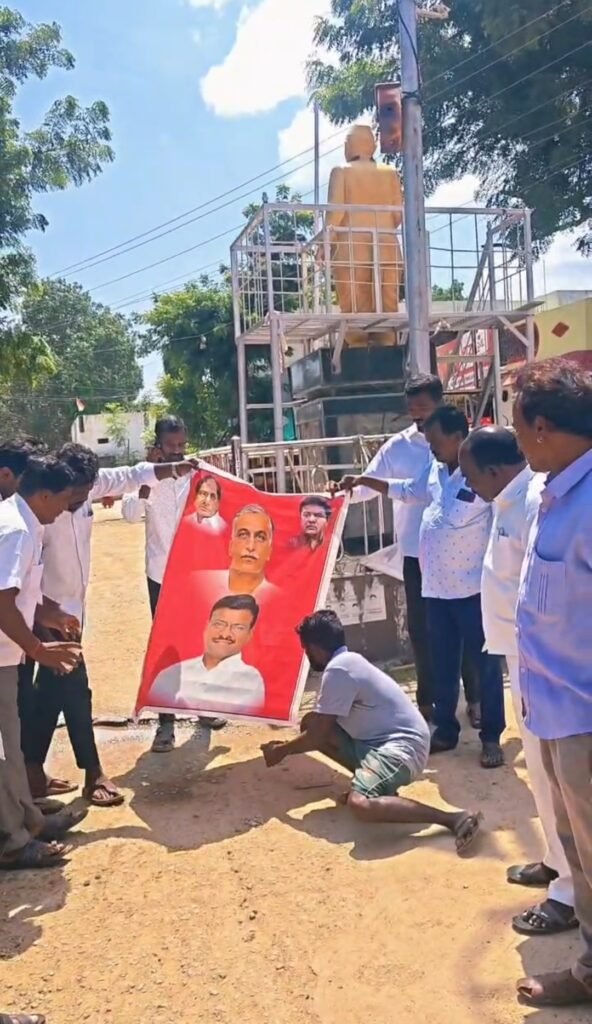 స్పీకర్‌పై అనుచిత వ్యాఖ్యలకు కాంగ్రెస్ నిరసన  హరీష్‌రావు, తాతా మధుసూదన్ ఫ్లెక్సీ దహనం