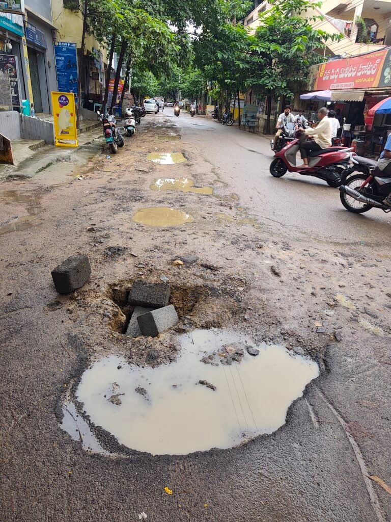 రోడ్డుపై గుంతల గండం అధ్వానంగా మారిన రోడ్డు