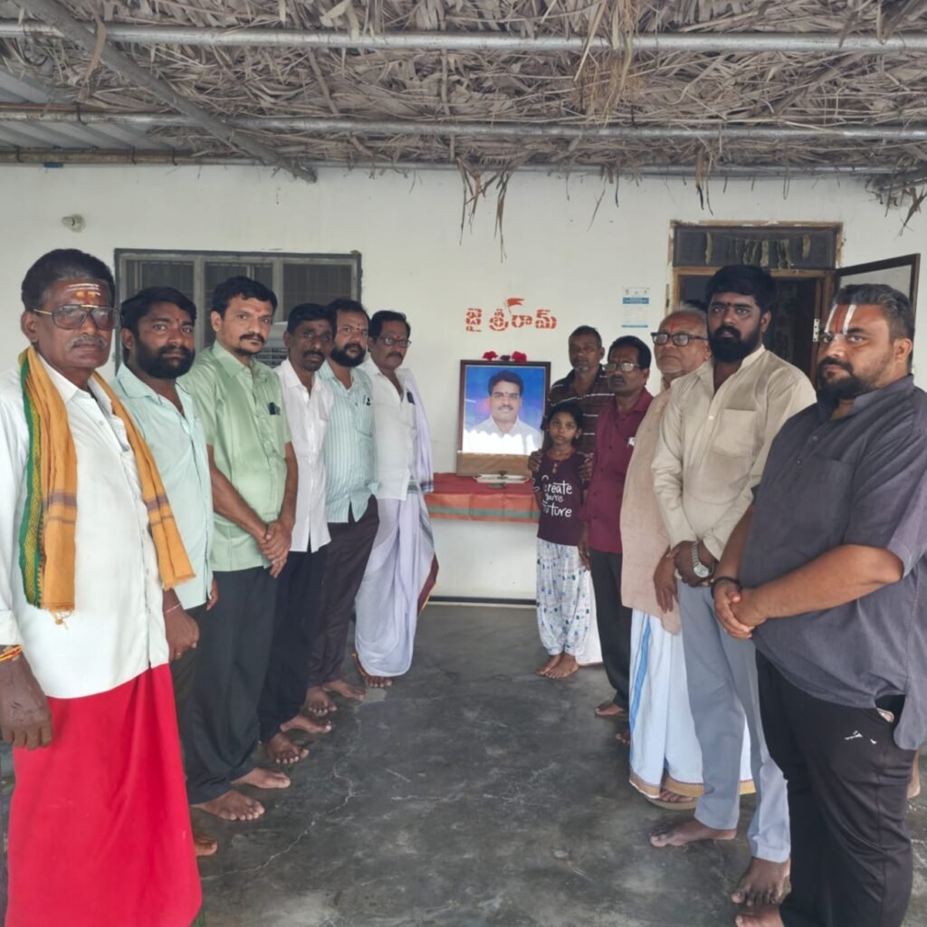 గుల్లకోటలో జగన్ కుటుంబానికి ఆర్థిక సాయం అందించిన పురోహిత సంఘం