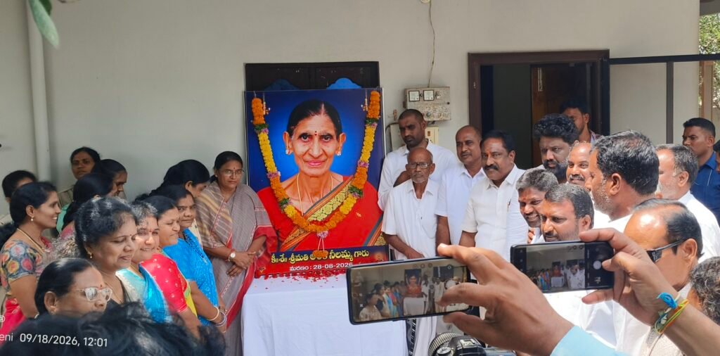 అలక నీలమ్మ చిత్రపటానికి కోదాడ ఎమ్మెల్యే పద్మావతి రెడ్డి నివాళులు