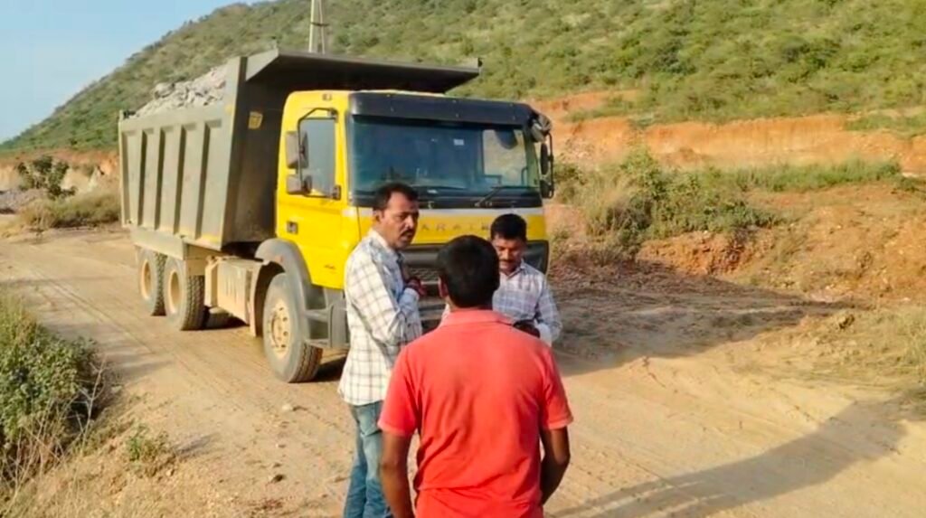 చెన్నారెడ్డిపేట చెరువు వద్ద అక్రమ మట్టి మాఫియా గుట్టురట్టు: లారీలను అడ్డుకున్న నాగేందర్ రెడ్డి, గ్రామస్థుల ఆగ్రహం!