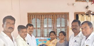 కష్టకాలంలో అండగా నిలిచిన పాఠశాల మిత్రులు: చక్రపాణి కుటుంబానికి ₹50 వేల ఆర్థిక సాయం