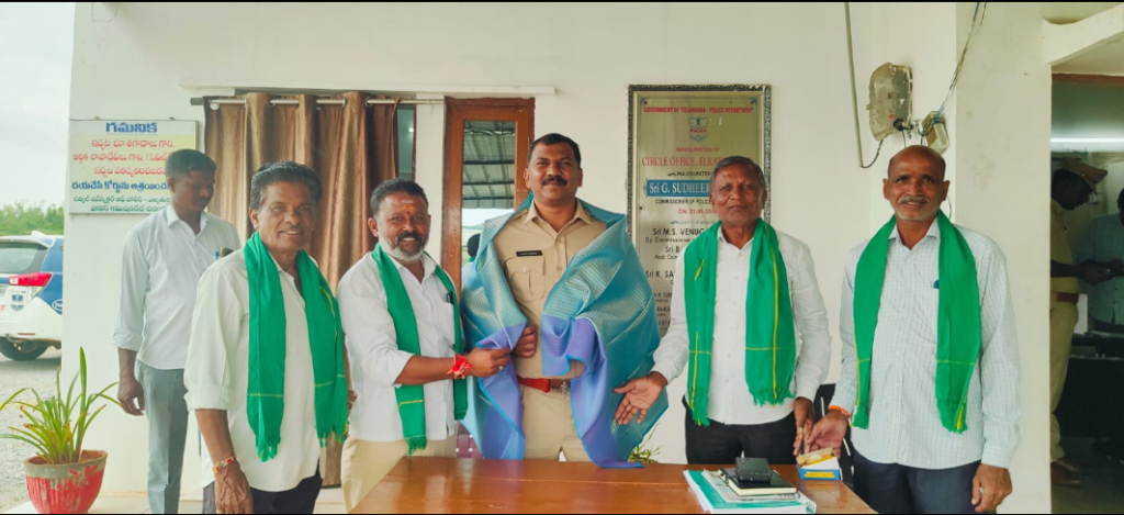 నూతన సీఐ శ్రీనివాస్‌ను కలిసిన రైతు రక్షణ సమితి ప్రతినిధులు