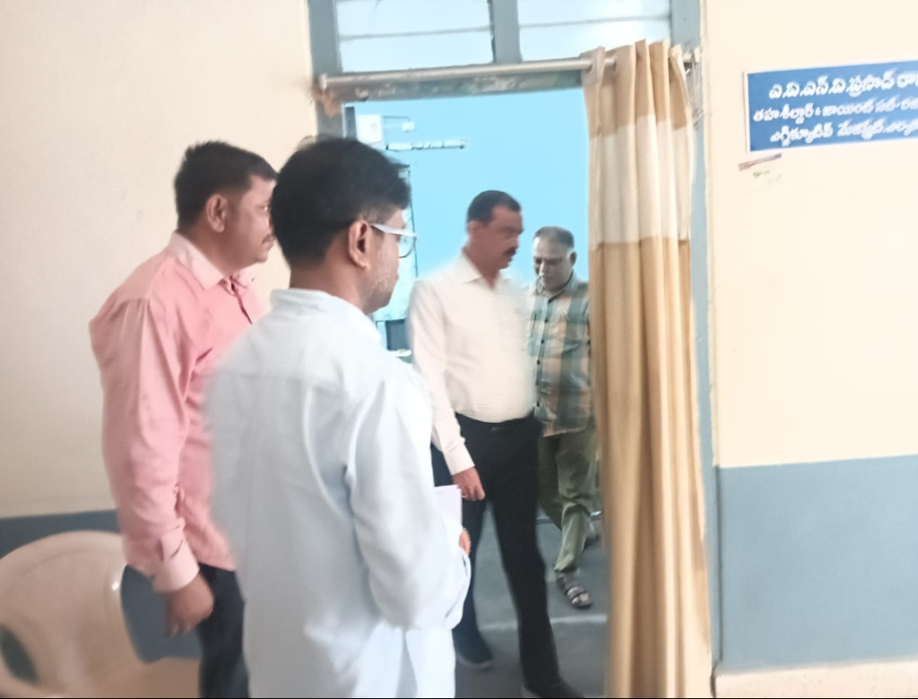 ఎల్కతుర్తి తహసీల్దార్ కార్యాలయంలో అదనపు కలెక్టర్ రవి ఆకస్మిక తనిఖీ