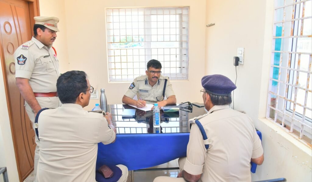 వినాయక నిమజ్జనాల నేపథ్యంలో కొత్తపట్నం, పాకాల తీర ప్రాంతాల్లో నిమజ్జనాలు జరిగే ప్రదేశాలను పరిశీలించిన:ప్రకాశం జిల్లా ఎస్పీ
