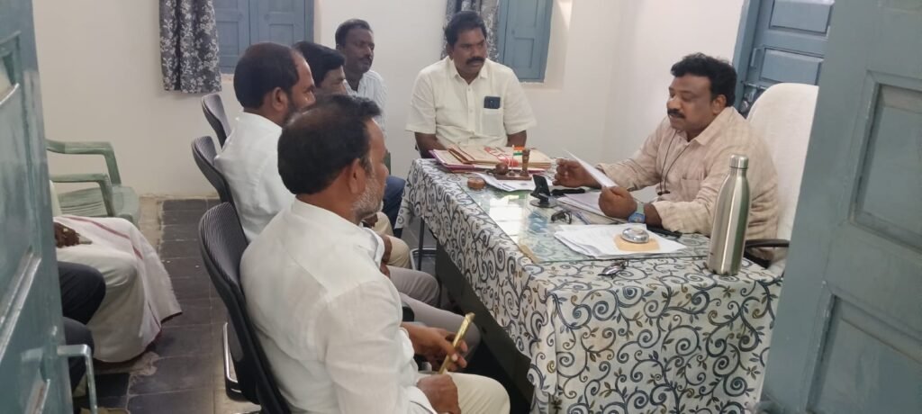 గోపవరం ఎంపీడీఓ కార్యాలయంలో రాజకీయ పార్టీలతో సమావేశం: ముసాయిదా పోలింగ్ కేంద్రాల వివరాల వెల్లడి