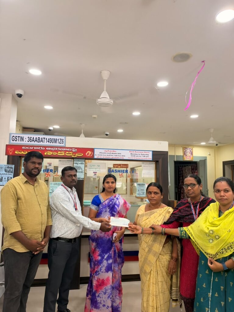 మృతుడి కుటుంబానికి లక్ష రూపాయల బీమా చెక్కు పంపిణీ చేసిన మున్సిపల్ చైర్ పర్సన్