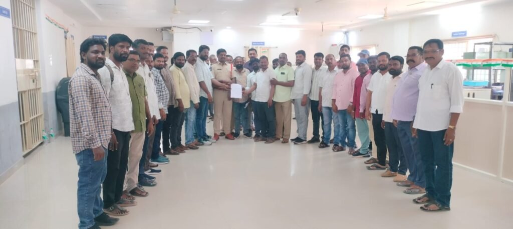 బయట నుండి వచ్చే విలేకరులపై తగు చర్యలు తీసుకోవాలి