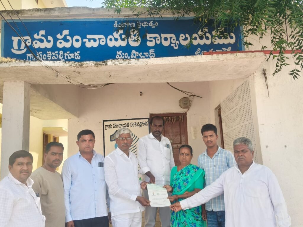 సీఎం రిలీఫ్ ఫండ్ చెక్కుల పంపిణీ చేసిన మాజీ ఎంపిటిసి కుమ్మరి చెన్నయ్య