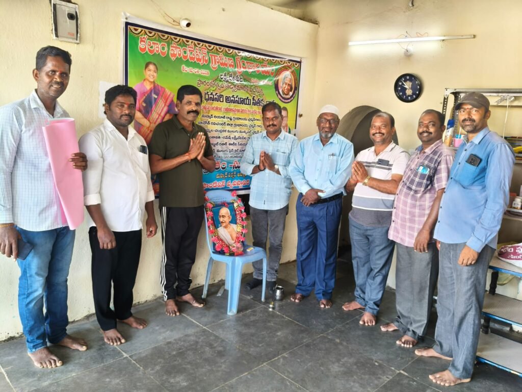 జాతిపిత గాంధీ ఆశ సాధనలో ముందుండాలి